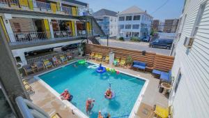 Kolam renang di atau dekat dengan 313 E Glenwood Ave, Unit 205