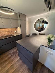 una cucina con un tavolo con uno specchio rotondo di Die Landhausvilla in Unterach am Attersee a Unterach am Attersee Altre 113 foto