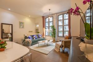 a living room with a couch and a table at Azurenting - Maison Césario - 3 chambres in Cannes