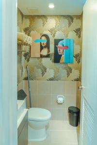 Koupelna v ubytování Consider It Yours - Stay Cozy with City Views + 27 fotografií