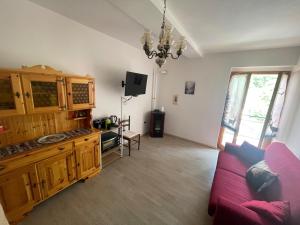 a living room with a couch and a tv at Al rifugio dei cervi in Lecce neʼ Marsi