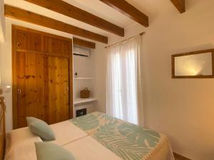 Postel nebo postele na pokoji v ubytování Casa Barca Cala Saona