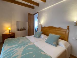 Postel nebo postele na pokoji v ubytování Casa Barca Cala Saona