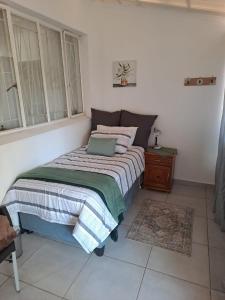 een slaapkamer met een bed en een raam bij DroomHuysie in Parys