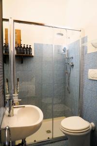 カロヴィーニョにあるTrullo Il Ginepro - FASCINO MEDITERRANEO tra NATURA e STORIAのシャワー、洗面台、トイレ付きのバスルーム