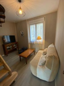 Sala de estar con cama grande y TV en Agréable maison avec vue panoramique, en La Bourboule 5 fotos más