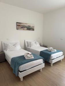 two beds sitting in a room with at DB Apartments - Dabasso in Mestre