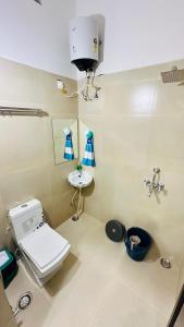 ウダイプールにあるRevaasHomestayのトイレと洗面台付きのバスルーム