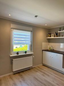 Dapur atau dapur kecil di Appartement 2 - Gemütliche Wohnung mit Küchenzeile, Bad und großer Terrasse