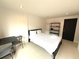 Ένα ή περισσότερα κρεβάτια σε δωμάτιο στο Patong Canal Villa 209