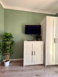 Televisyen dan/atau pusat hiburan di Appartement 2 - Gemütliche Wohnung mit Küchenzeile, Bad und großer Terrasse