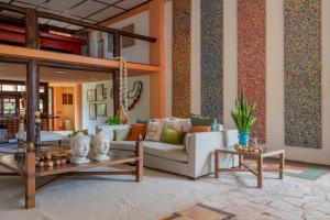 una sala de estar con un sofá y una mesa en Dayo Hotel, en Flecheiras