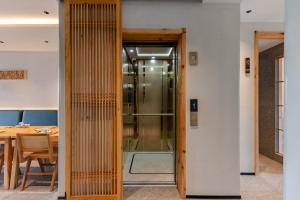 XintanHuangshan Tunxi Shangjiexing Riverview Resort Hotel的玻璃门,带桌子的房间 更多37张照片