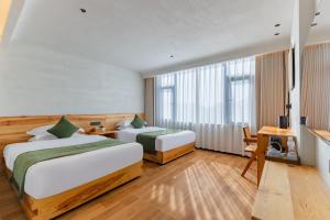 Huangshan Tunxi Shangjiexing Riverview Resort Hotel客房内的一张或多张床位