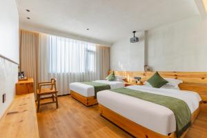 Huangshan Tunxi Shangjiexing Riverview Resort Hotel客房内的一张或多张床位
