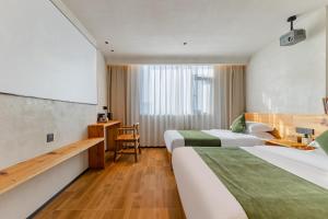 Huangshan Tunxi Shangjiexing Riverview Resort Hotel客房内的一张或多张床位