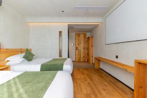 Huangshan Tunxi Shangjiexing Riverview Resort Hotel客房内的一张或多张床位