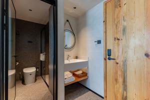 Huangshan Tunxi Shangjiexing Riverview Resort Hotel的一间浴室