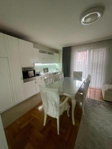 Kuchyň nebo kuchyňský kout v ubytování House with a very quiet location Shtëpi me një vendndodhje shumë të qetë