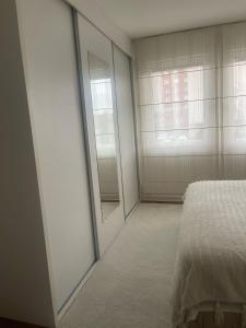 Postel nebo postele na pokoji v ubytování House with a very quiet location Shtëpi me një vendndodhje shumë të qetë