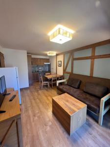 Ruang duduk di Appart Low Cost résidence 4 étoiles avec piscine