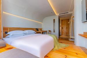 Huangshan Tunxi Shangjiexing Riverview Resort Hotel客房内的一张或多张床位