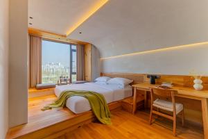 Huangshan Tunxi Shangjiexing Riverview Resort Hotel客房内的一张或多张床位