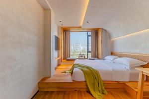 Huangshan Tunxi Shangjiexing Riverview Resort Hotel客房内的一张或多张床位
