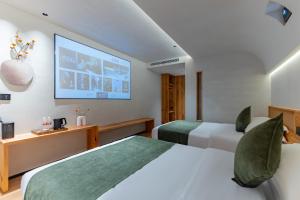 Huangshan Tunxi Shangjiexing Riverview Resort Hotel客房内的一张或多张床位