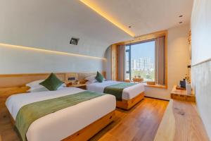 Huangshan Tunxi Shangjiexing Riverview Resort Hotel客房内的一张或多张床位