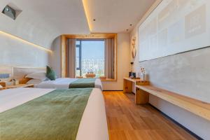 Huangshan Tunxi Shangjiexing Riverview Resort Hotel客房内的一张或多张床位