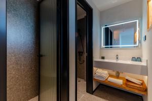 Huangshan Tunxi Shangjiexing Riverview Resort Hotel的一间浴室