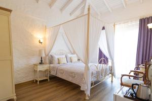 A bed or beds in a room at Kupina Alaçatı Még 37 kép