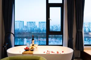 Huangshan Tunxi Shangjiexing Riverview Resort Hotel的酒水