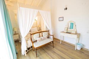 A bed or beds in a room at Kupina Alaçatı