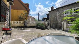 a patio with a table and chairs and a fence at La Casina de la Caleyona, Parres - Llanes in Llanes