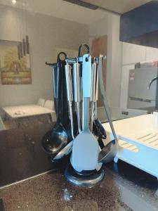 un gruppo di utensili sul bancone della cucina di Riverine Comfort Cozzy RDA1608B a Kuching