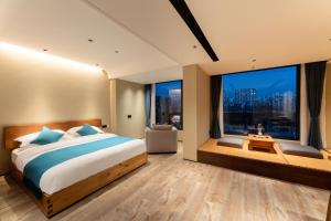 Huangshan Tunxi Shangjiexing Riverview Resort Hotel客房内的一张或多张床位