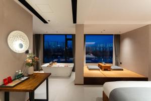 Huangshan Tunxi Shangjiexing Riverview Resort Hotel客房内的一张或多张床位