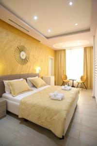 ein Schlafzimmer mit einem großen Bett mit Handtüchern darauf in der Unterkunft Rio Boutique Hotel Vlore in Vlorë