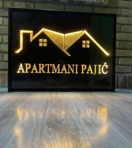 Un certificado, premio, letrero u otro documento en Apartman Pajić