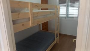 una habitación con literas con una litera en una habitación en Can Xubec, en Cala'n Bosch