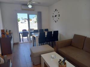 una sala de estar con un sofá y una mesa en Can Xubec, en Cala'n Bosch 12 fotos más