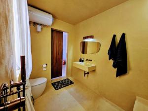 QalaにあるGozo - Large terrace, splendid viewsの白いトイレと洗面台のあるバスルーム