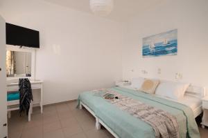 une chambre avec un lit, un bureau et une télévision dans l'établissement Aurea Blu studio 14 Relax Enjoy Dream, à Plage d'Aliko