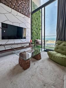 Un televizor și/sau centru de divertisment la Beachfront Bliss in Ilha