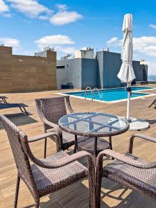 Piscina de la sau aproape de Beachfront Bliss in Ilha