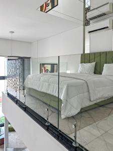 Un pat sau paturi într-o cameră la Beachfront Bliss in Ilha +18 fotografii