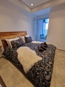 een slaapkamer met een groot bed met een tapijt erop bij Bella Vista MEHDIA in Kenitra