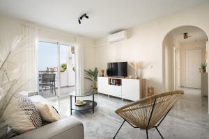 un soggiorno con un divano e un tavolo di Vistamar Laguna Beach a Torrox Costa